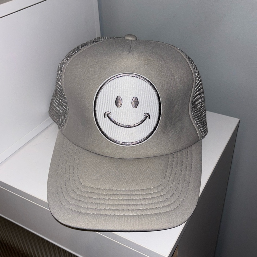 Gray smiley face snackback hat.